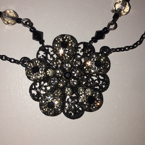 Hanging flower necklace and earring set - Picture 4 of 4